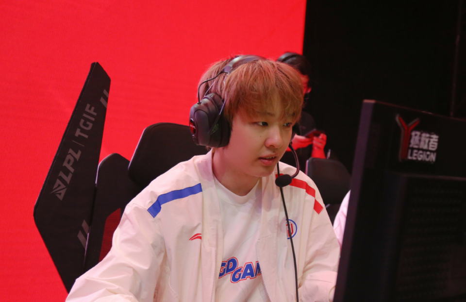 -Rookie连续十五场比赛得分超过高光表现，TL挑战极限！的简单介绍